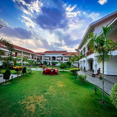 צ'יטוואן Hotel Earth Light Sauraha מראה חיצוני תמונה