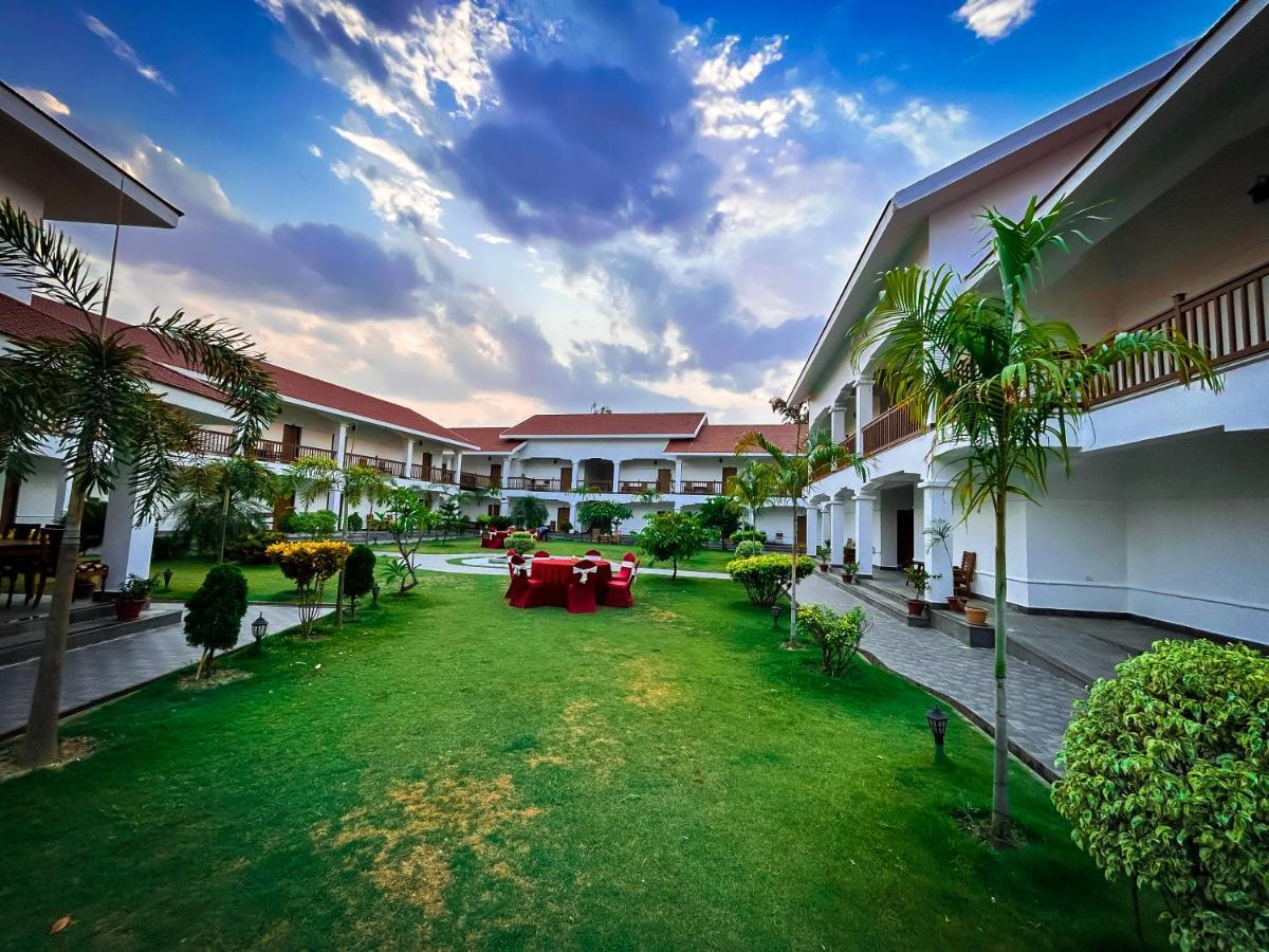 צ'יטוואן Hotel Earth Light Sauraha מראה חיצוני תמונה