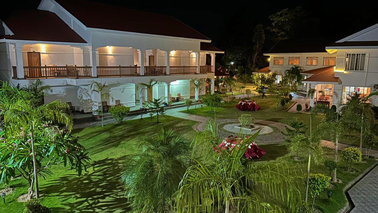 צ'יטוואן Hotel Earth Light Sauraha מראה חיצוני תמונה