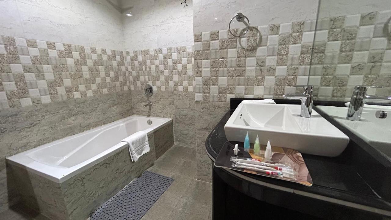 צ'יטוואן Hotel Earth Light Sauraha מראה חיצוני תמונה
