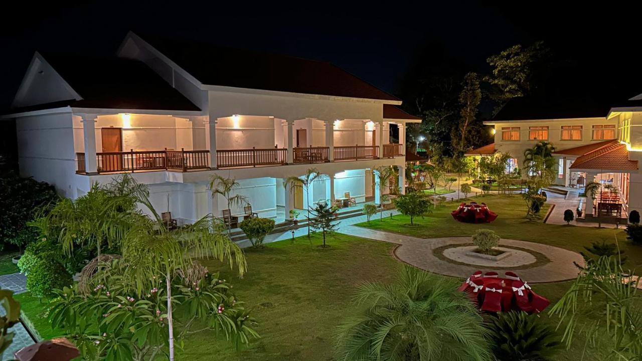 צ'יטוואן Hotel Earth Light Sauraha מראה חיצוני תמונה