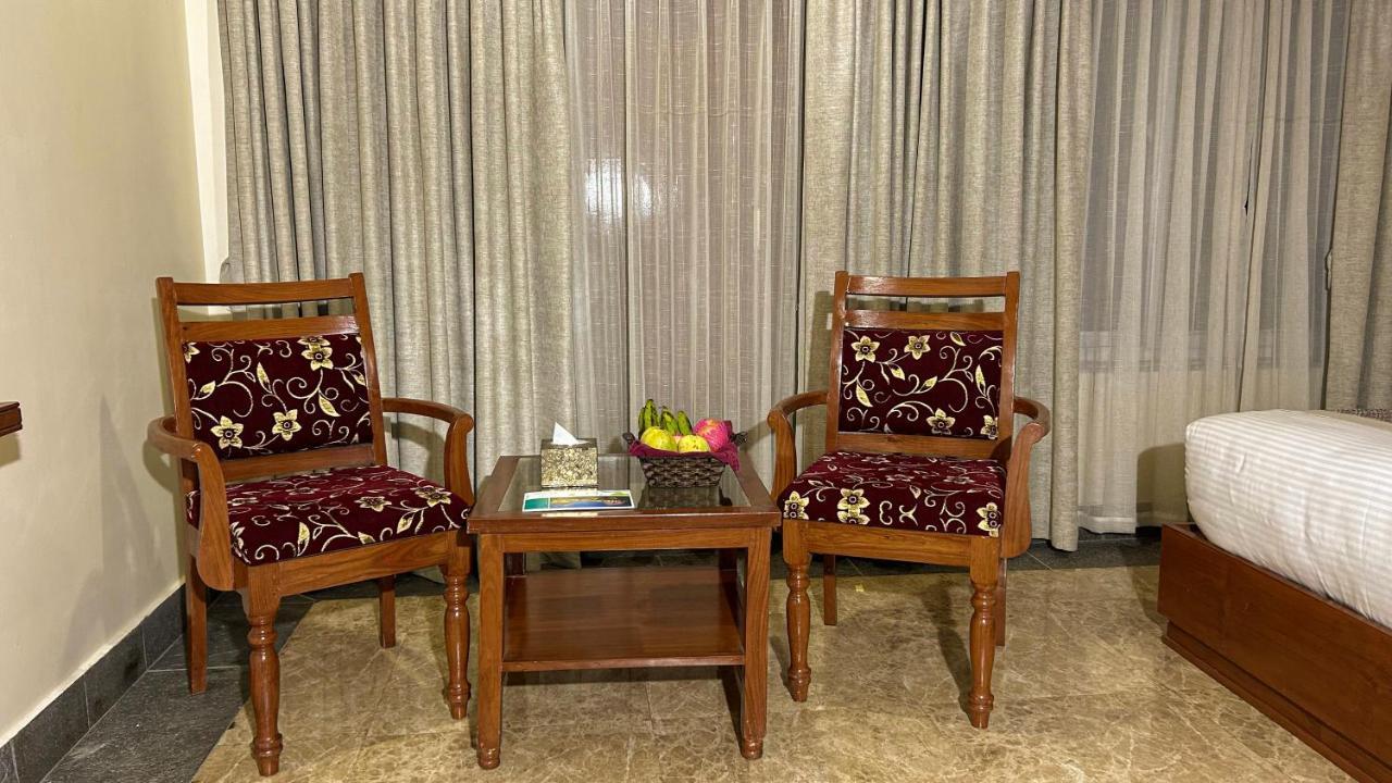 צ'יטוואן Hotel Earth Light Sauraha מראה חיצוני תמונה