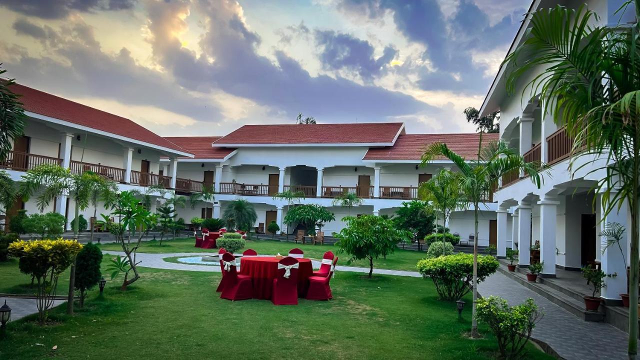 צ'יטוואן Hotel Earth Light Sauraha מראה חיצוני תמונה