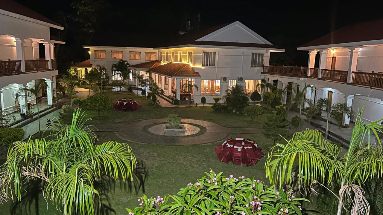 צ'יטוואן Hotel Earth Light Sauraha מראה חיצוני תמונה