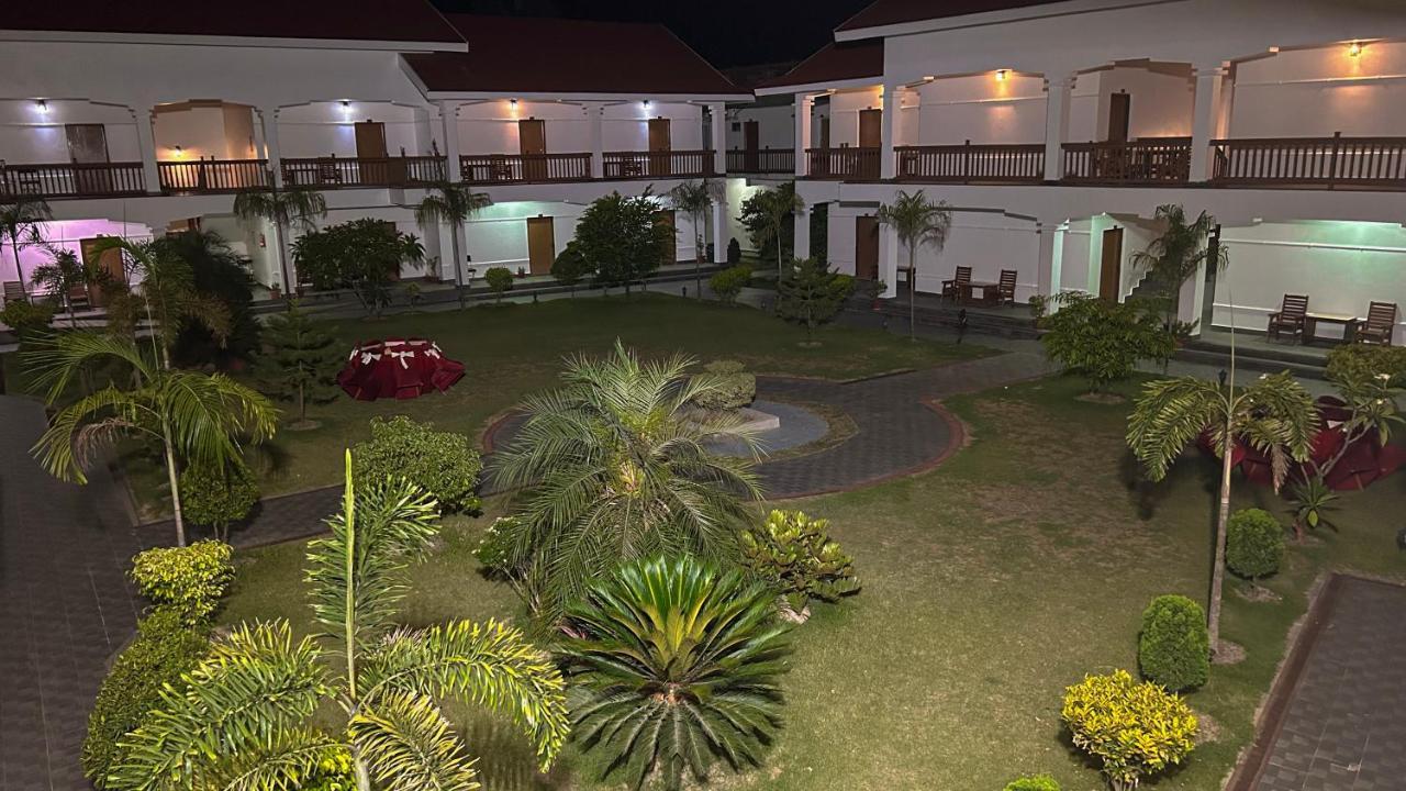 צ'יטוואן Hotel Earth Light Sauraha מראה חיצוני תמונה