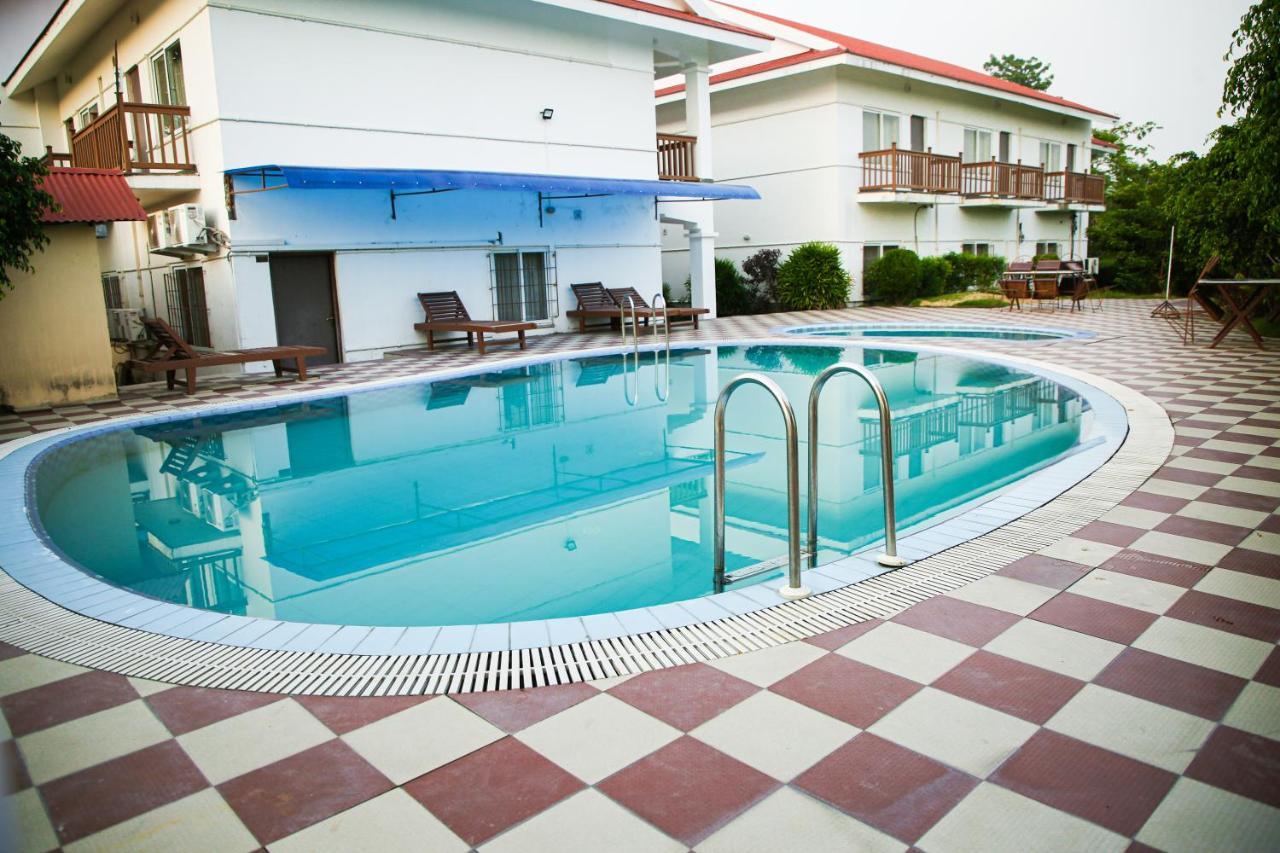 צ'יטוואן Hotel Earth Light Sauraha מראה חיצוני תמונה