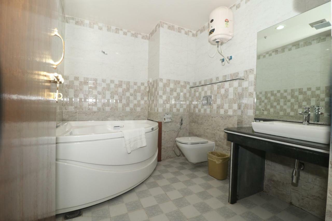צ'יטוואן Hotel Earth Light Sauraha מראה חיצוני תמונה